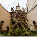 La parte centrale della terrazza � dominata da un�ampia fontana zampillante colma di ninfee, dove troneggia una coppia amoreggiante